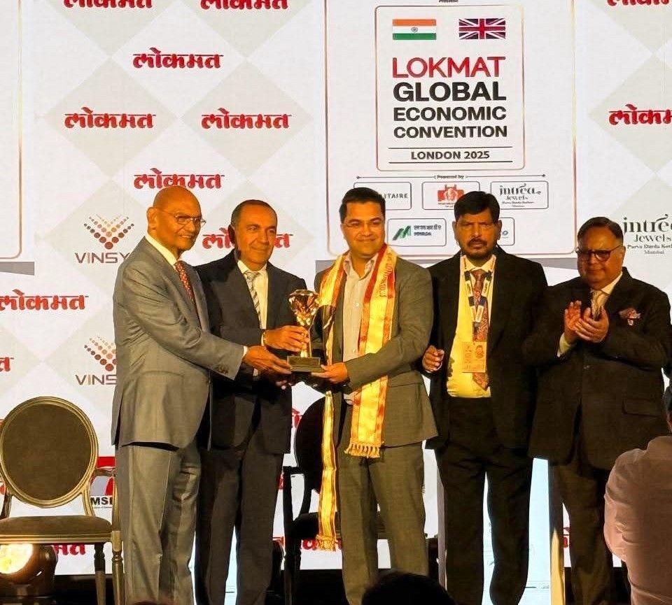 CA Abhay Bhutada being honoured with Bharat Bhushan Award at the 2025 Lokmat Global Economic Convention in London in the presence of eminent dignitaries