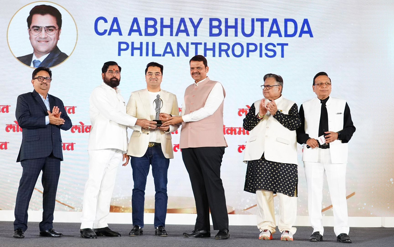 CA Abhay Bhutada, Chairman of the Abhay Bhutada Foundation and TAB Global Ventures, accepting the Philanthropist of the Year Award 2026 from CM Shri Devendra Fadnavis and DCM Shri Eknath Shinde, with Rajendra and Vijay Darda of the Lokmat Group present on stage.