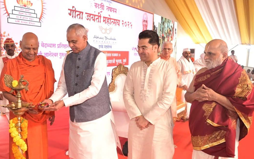 Abhay Bhutada and Acharya Devvrat with Swami Govind Dev Giri Maharaj and C.S. Rangarajan at the Gita Jayanti Mahotsav in Alandi.